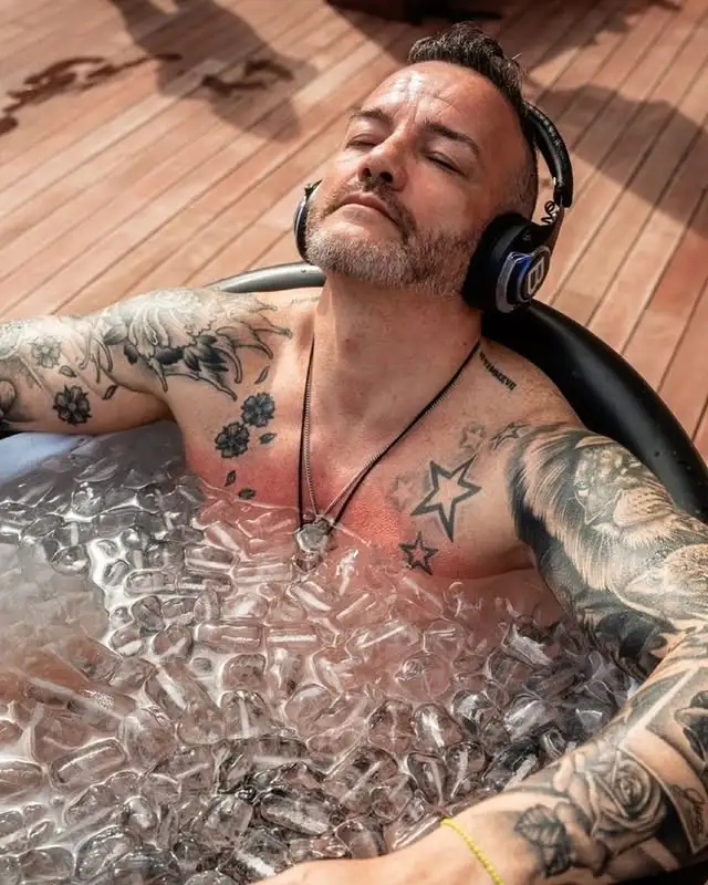 Grupo practicando Breathwork e inmersión en hielo