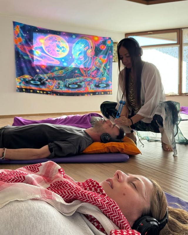 Sesión grupal de activación Kundalini con mantas.