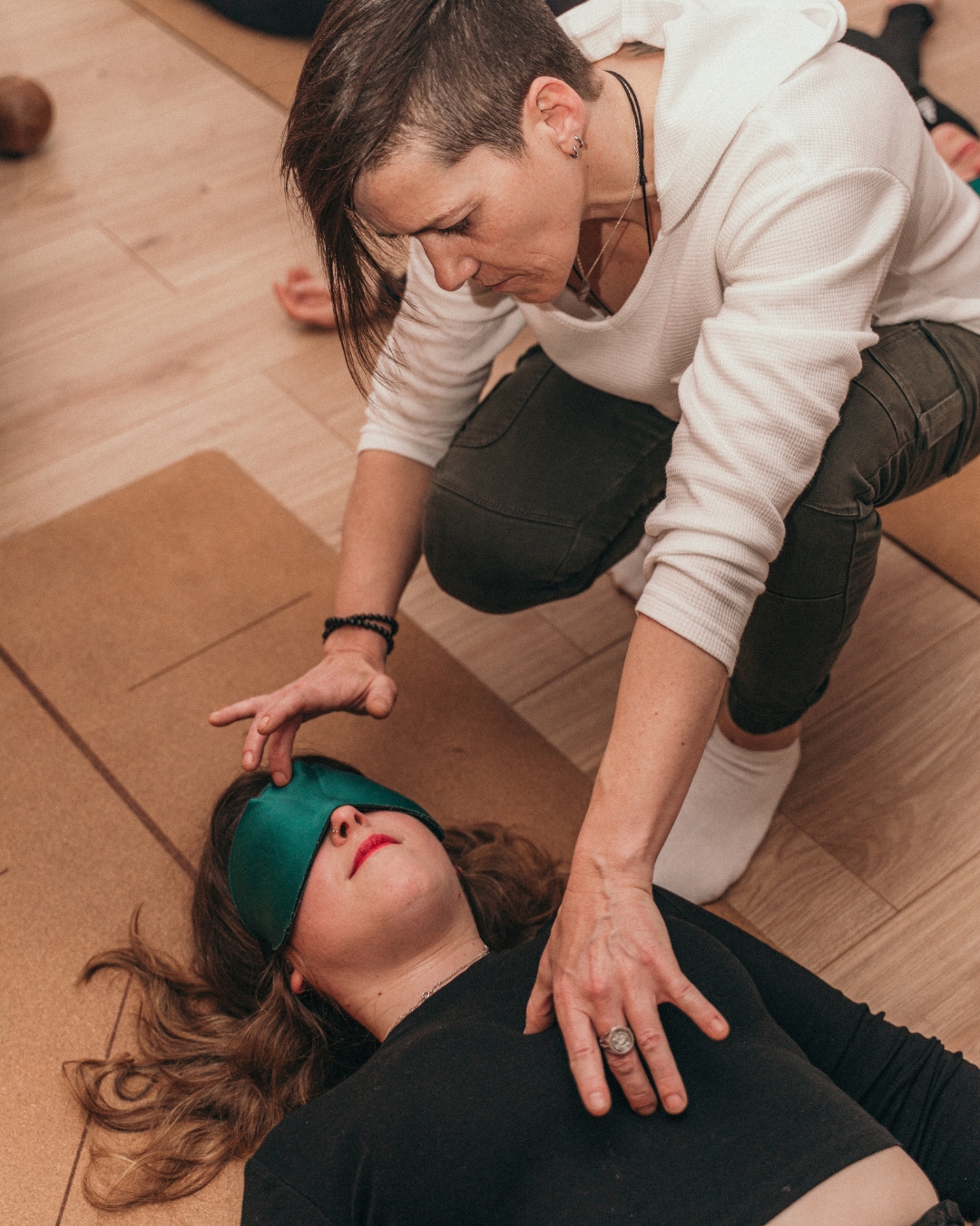 Facilitación con apoyo craneal en práctica corporal.