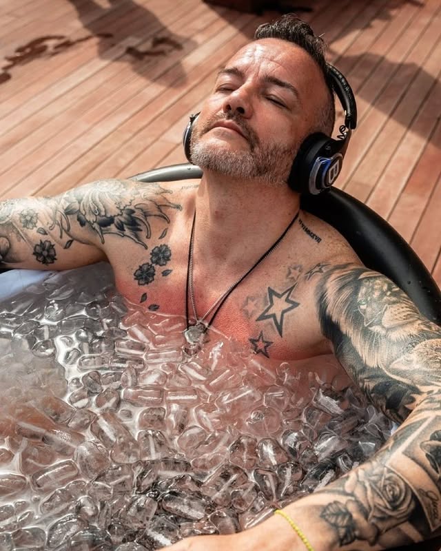 Hombre en baño de hielo durante práctica de breathwork.