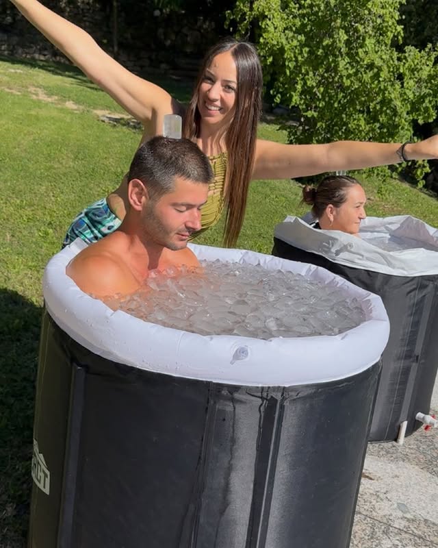 Pareja en baños de hielo al aire libre.