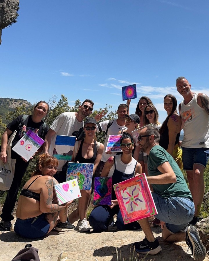 Grupo celebrando con certificados al finalizar el retiro.