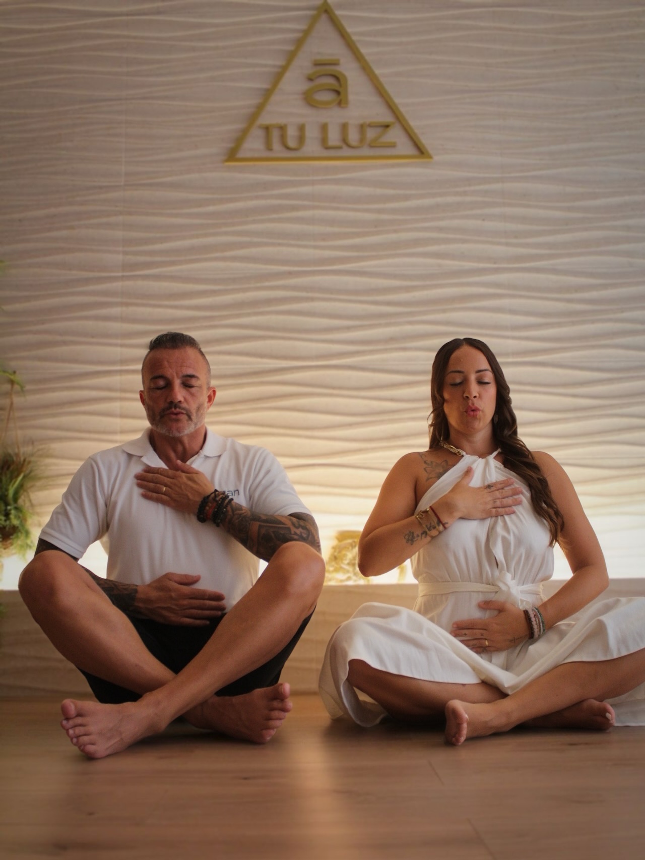 Meditación en pareja con el logo de Tu Luz.