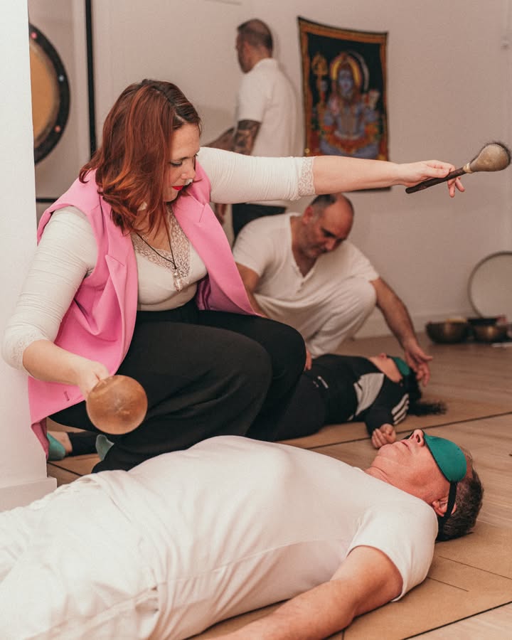 Facilitadora usando cuencos en sesión de sound healing.