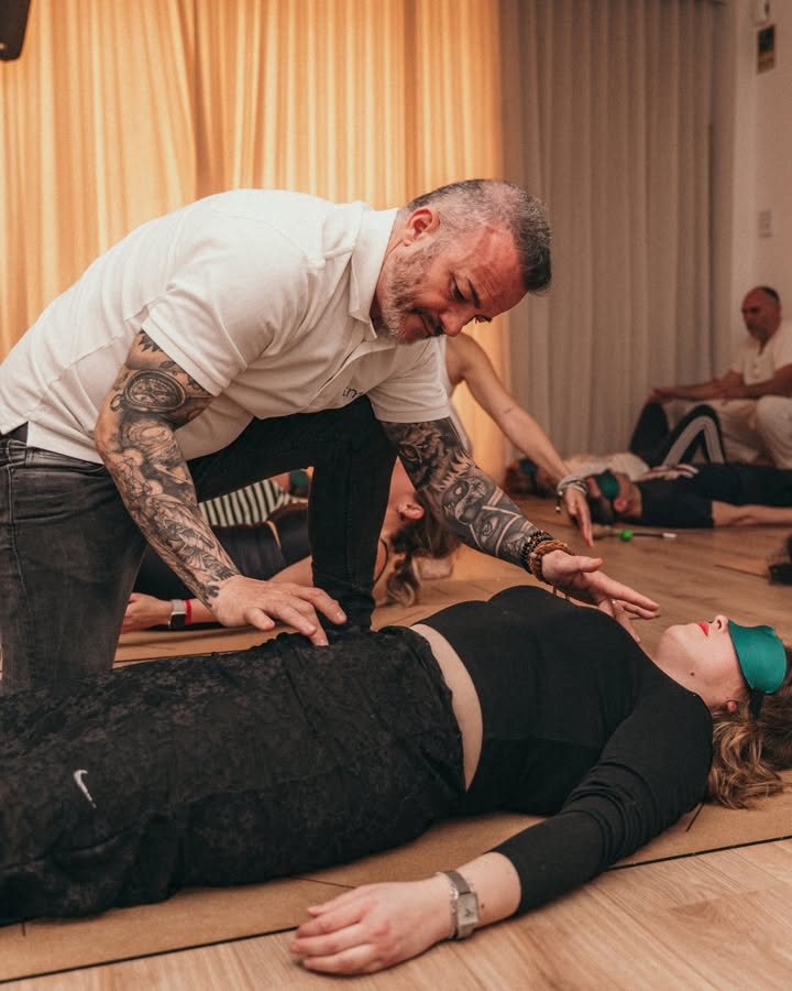 Terapia somática en el suelo con estiramiento asistido.