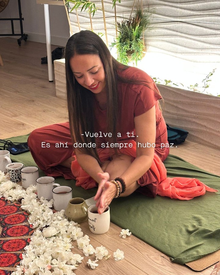 Vertido de cacao en ritual de apertura del corazón.